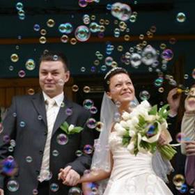fwthumbBrideGroombubbles.jpg